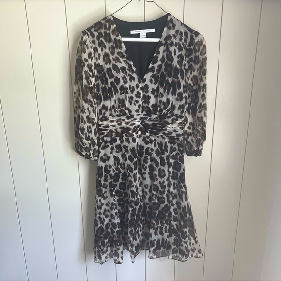 Diane Von Furstenberg leopard print v- neck silk dress - Picture 3 of 15
